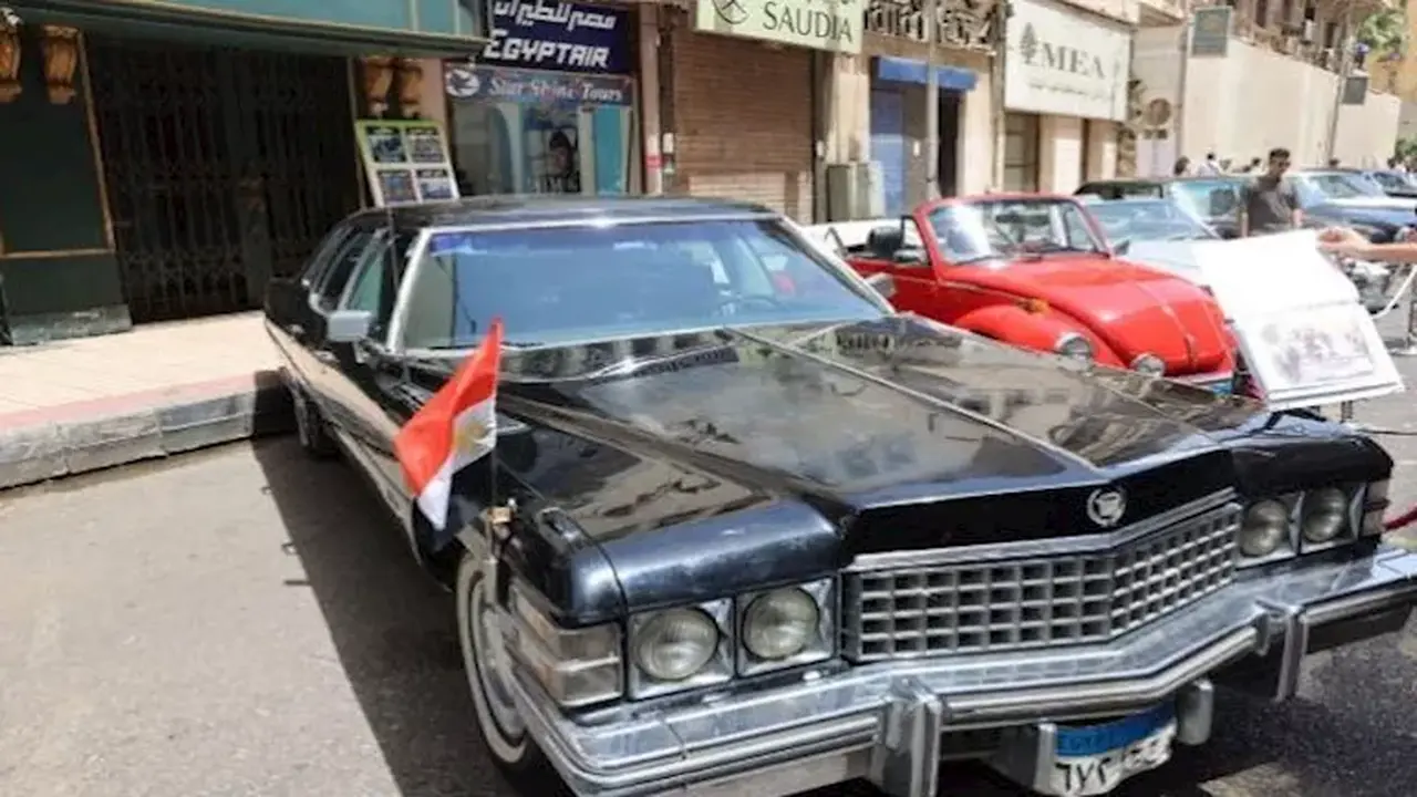 سيارة السادات تثير جدلاً بعد ظهورها وسط القاهرة قبل أيام.. ماذا نعرف